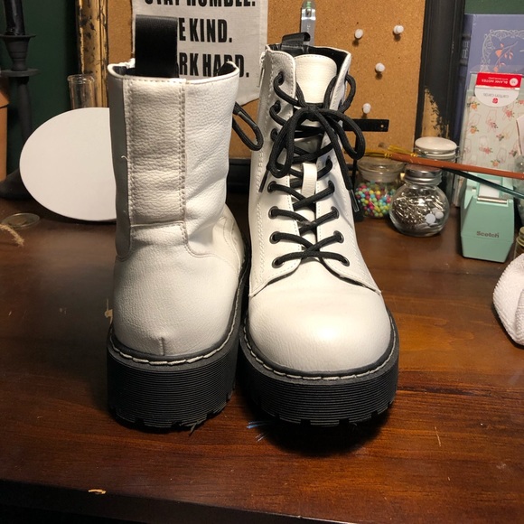 Faux white docs - Picture 3 of 4